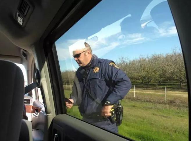 美国警察的三大特点,美国警察为什么这么凶猛