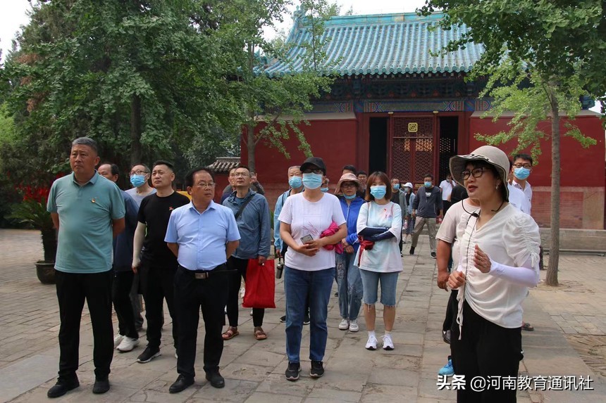 焦作四中组织*党**员教师到武陟县嘉应观、人民胜利渠开展*党**日活动