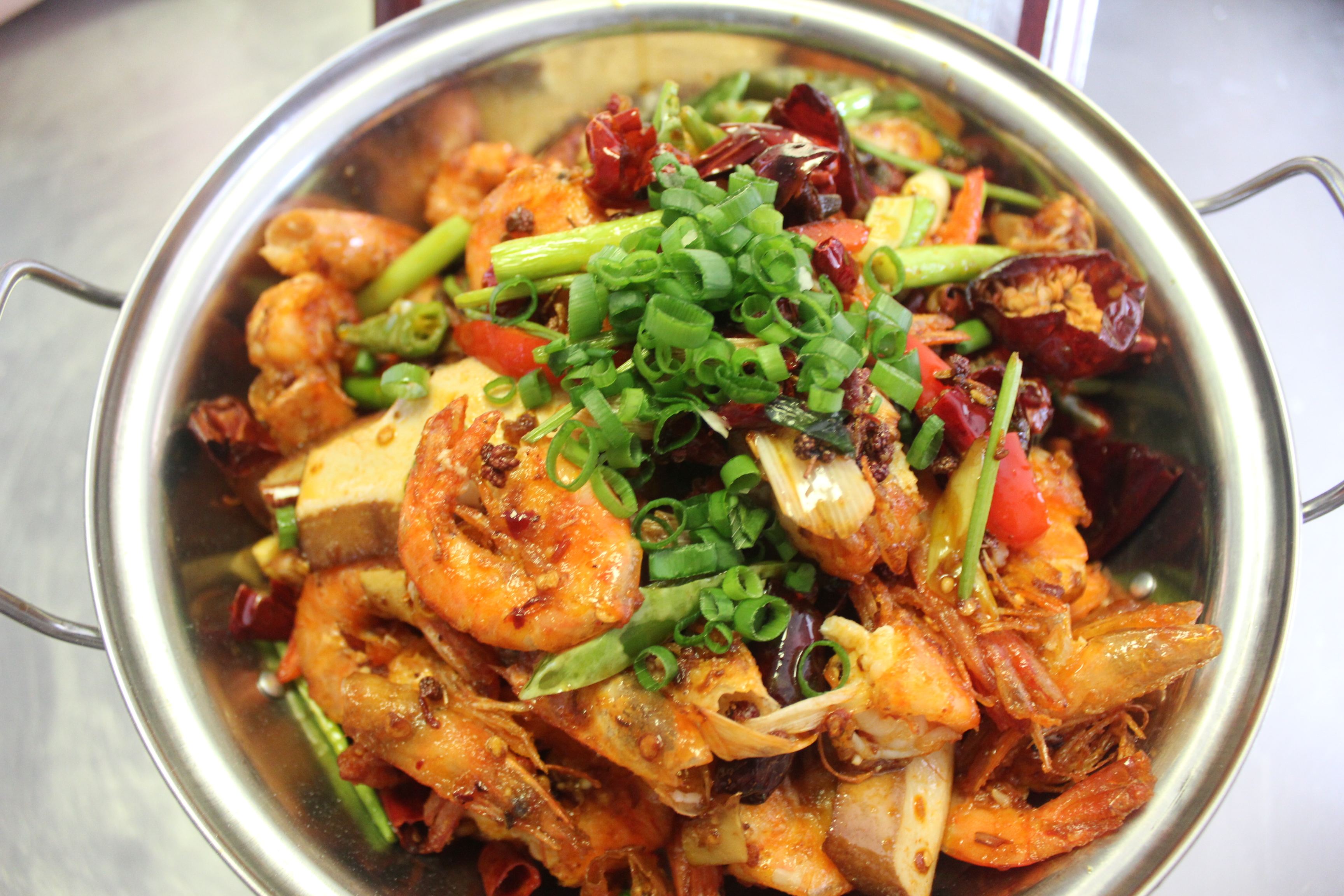 干锅芹菜香辣虾的做法,干锅虾里面的配菜芹菜怎么做