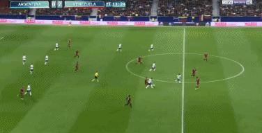 梅西低头看球过人,梅西望姆兴叹