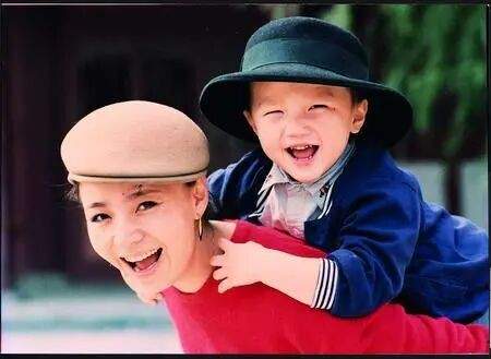 五次恋爱，三段婚姻，从演员到母亲，宋丹丹用微笑面对苦乐人生