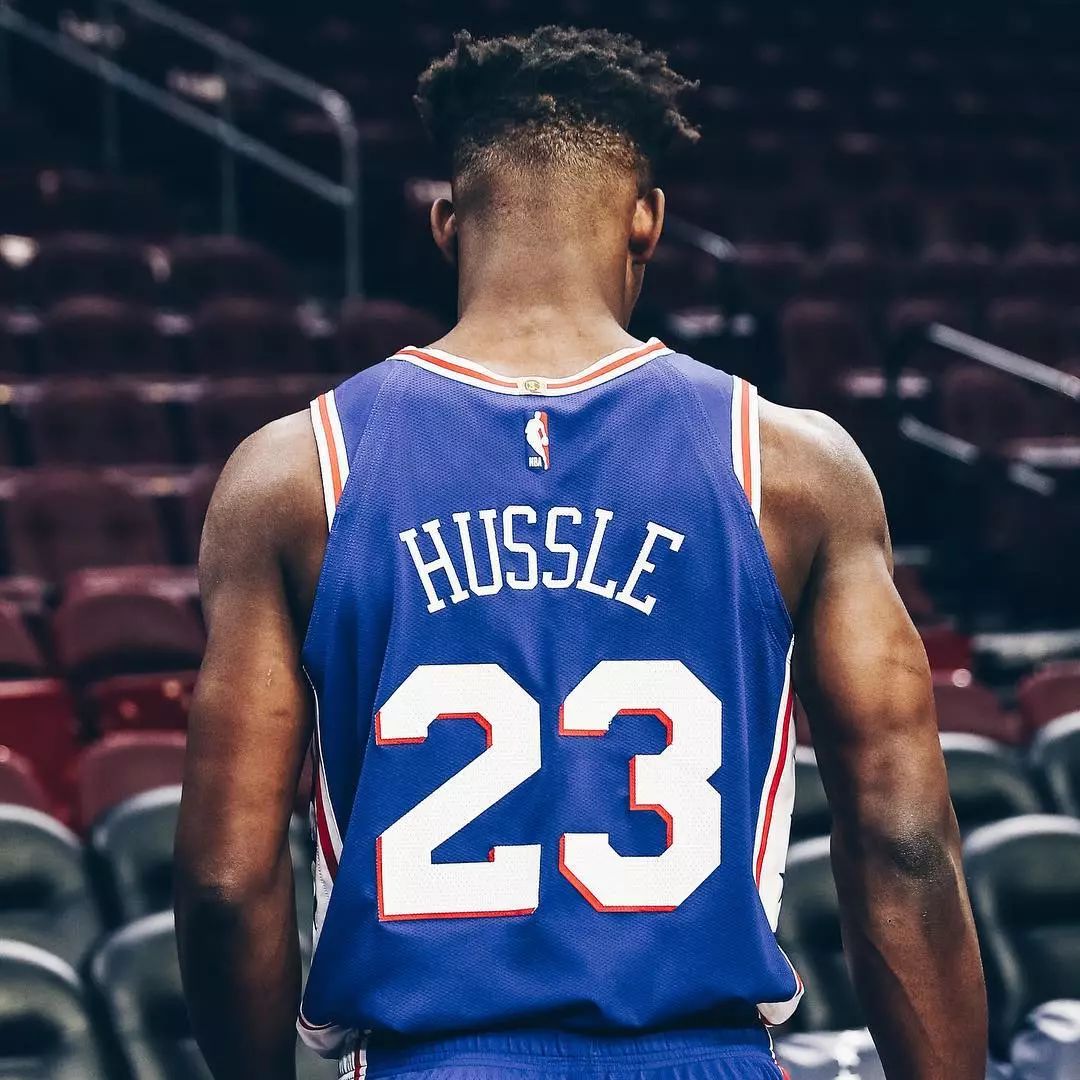 球场冲突拿东西砸人,篮球冲突拿板凳砸人