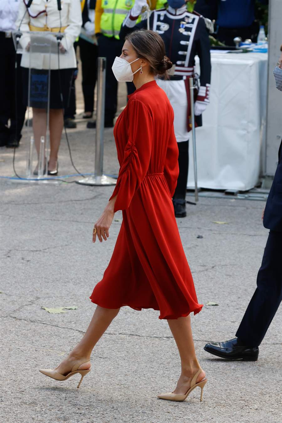 这是想开了？穿惯了Zara的莱后穿万元菲拉格慕红裙，也太美了吧