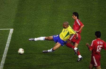 足球史上最伟大的球员梅西,梅西震惊足坛的20次过人