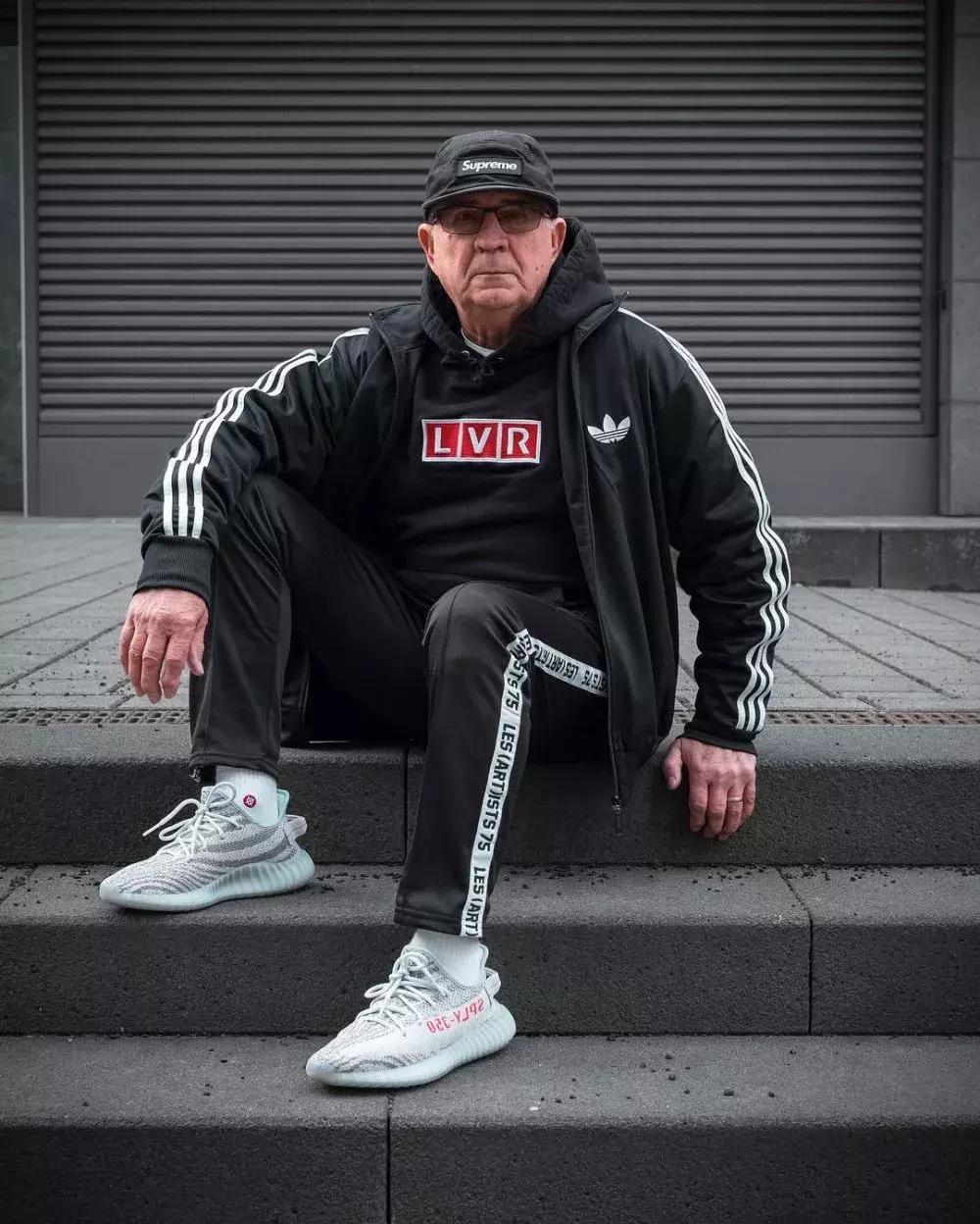 运动裤的多种穿搭方式,男生灰色运动裤怎么穿搭