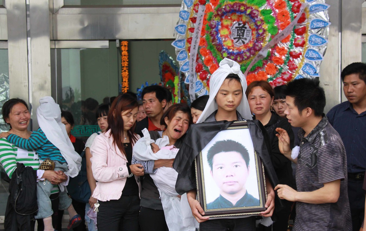 一对夫妻救下两名不慎落水的孩子,12年前翁婿大火救人