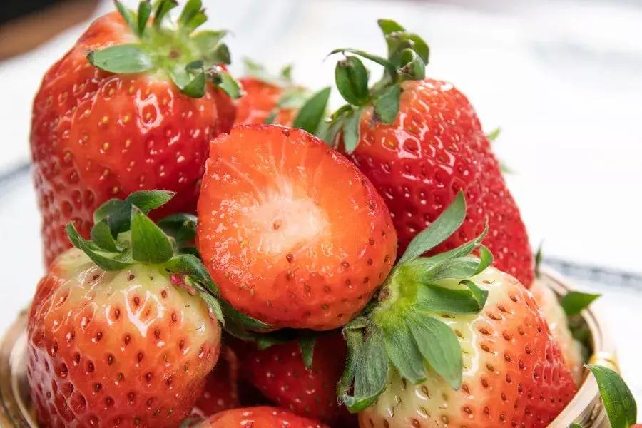 一下子吃了30颗草莓,吃了半斤草莓