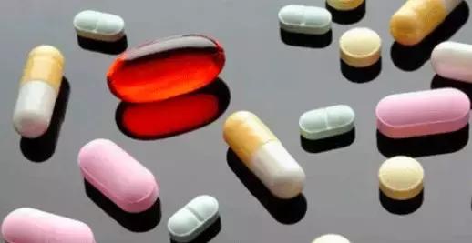 中国游客泰国被警察带走,入境泰国的中国游客