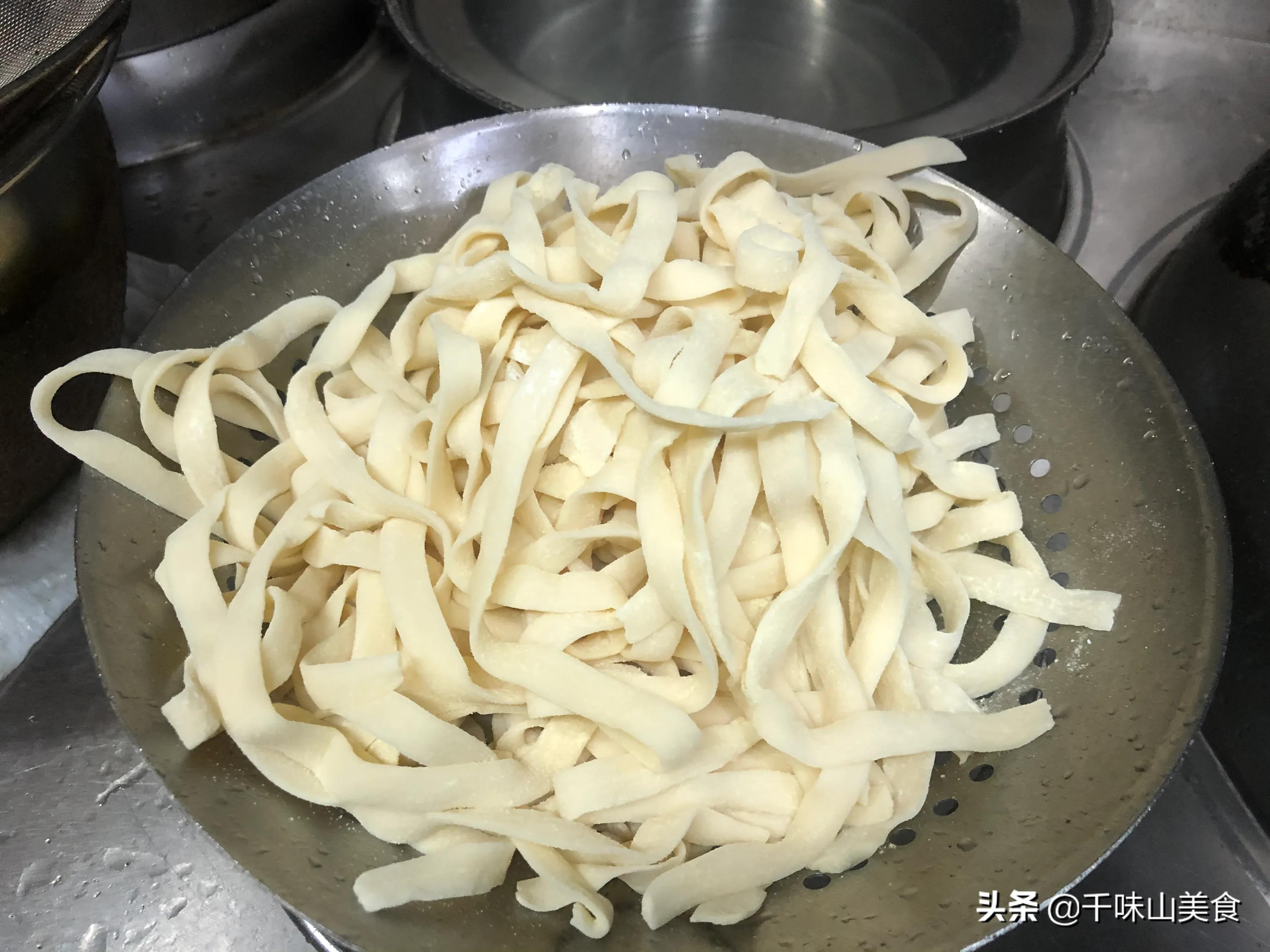 煮面条糊锅，大厨分享煮面窍门，好方法不粘连不糊锅，50碗都不怕