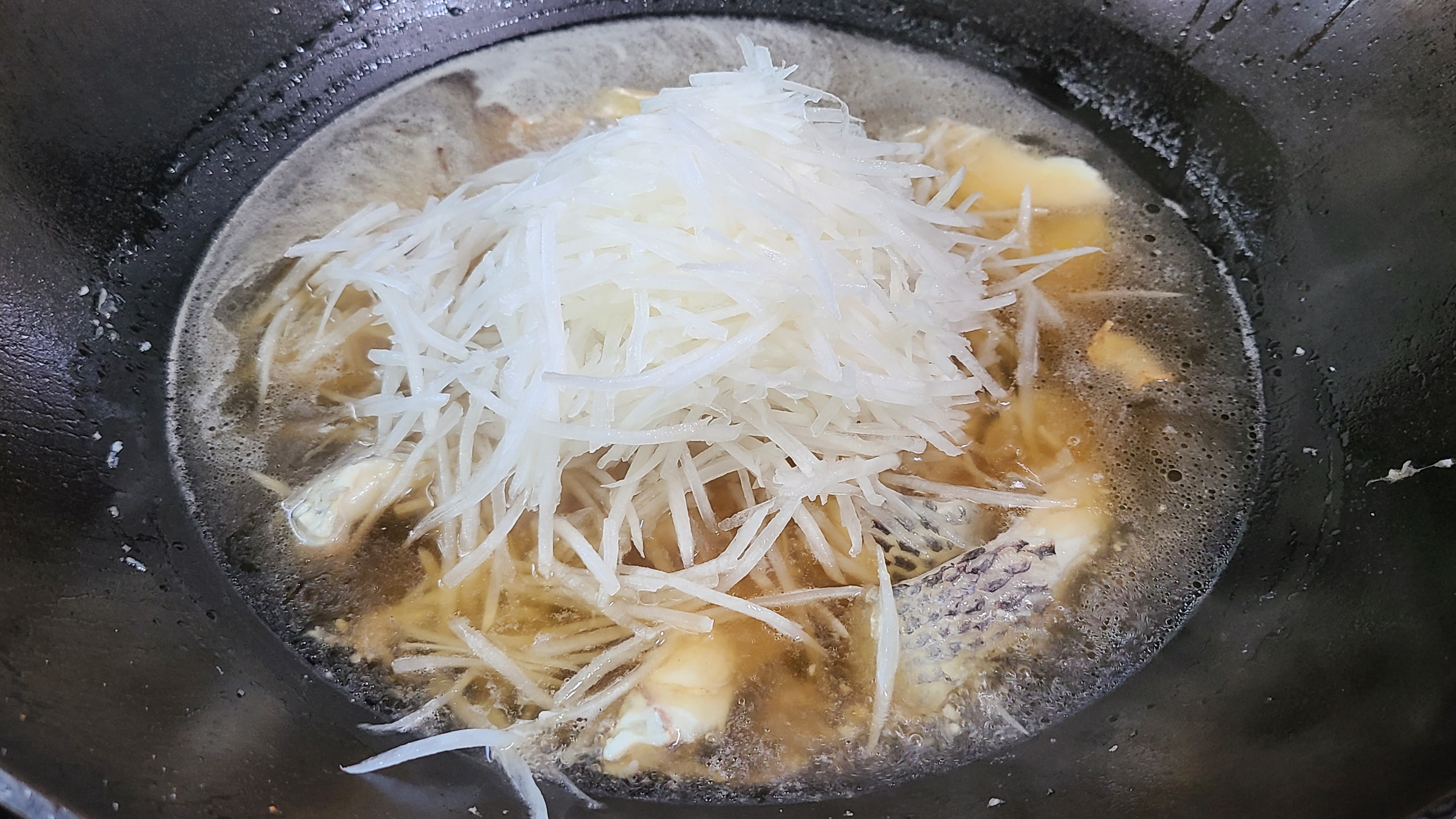 这一道萝卜炖鱼太香了,萝卜油豆腐炖鱼做法大全家常