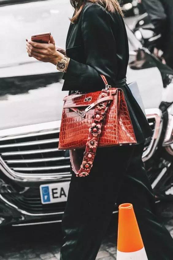 凹造型的包包图片大全,高级感褶皱包