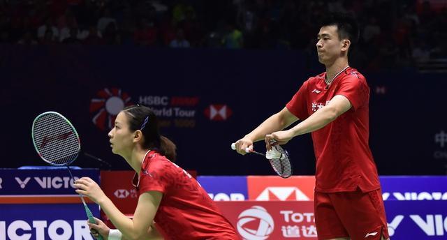 羽毛球最先在哪边发球,羽毛球发球区1-6号区的位置