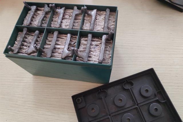 免维护电瓶用加电解液吗,汽车加水电瓶使用寿命多久