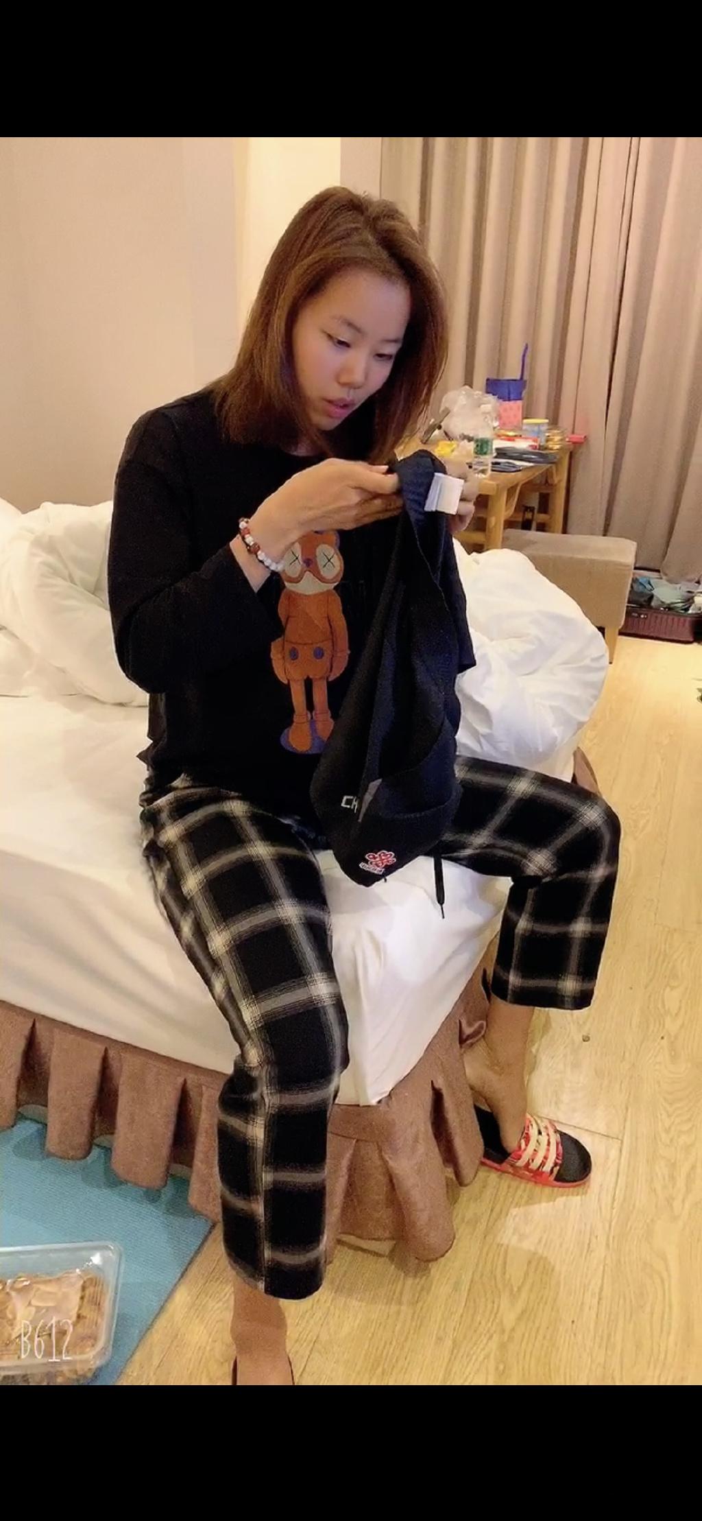 陈梦孙颖莎今日启程,金牌生日蛋糕意味深长,队友祝福忙坏小黑