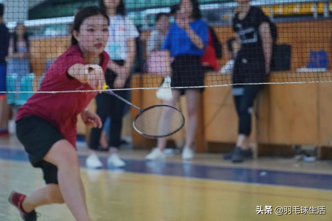 有道理！谁又不是一边受伤，一边坚持打羽毛球呢？