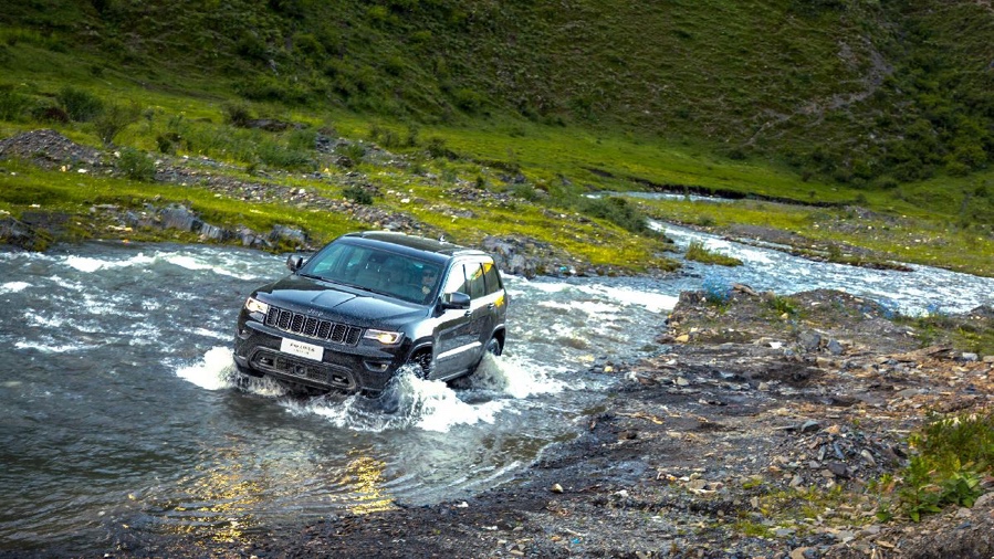 大切诺基全尺寸suv,进口版大切诺基四驱高性能版