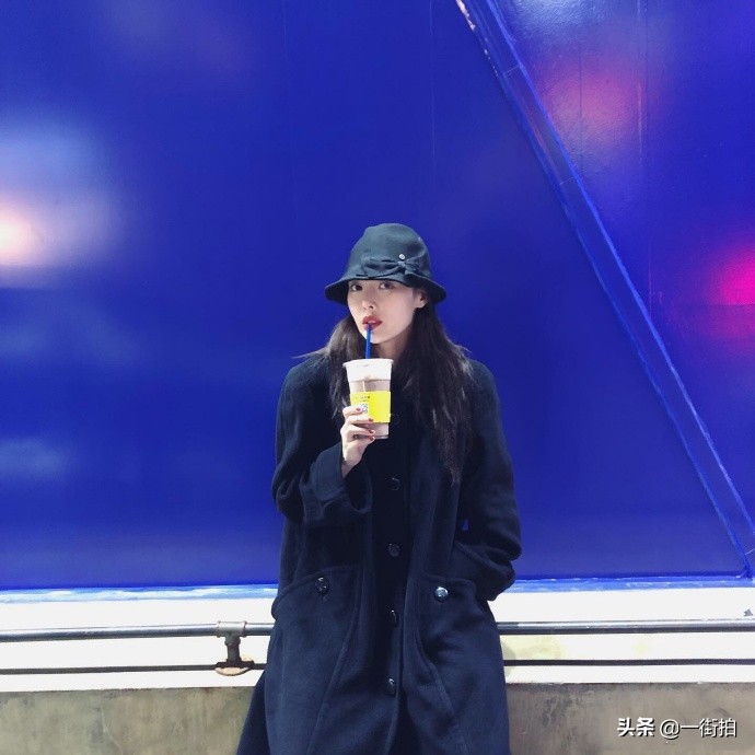 金泫雅蓝色碎花包臀裙 (金泫雅穿粉红色碎花裙)