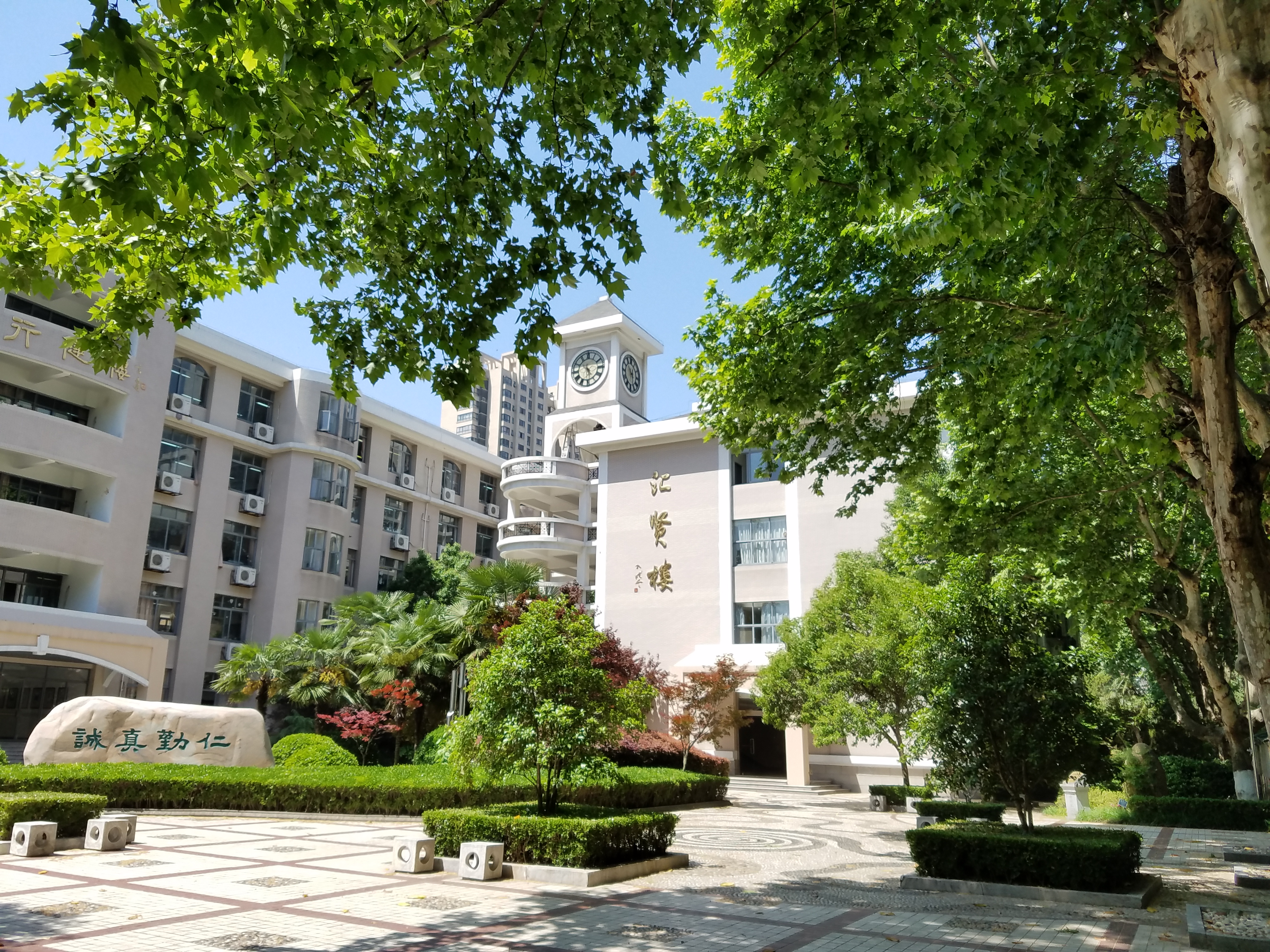 给学校唯一的愿望就是活着,给学生更多的关爱