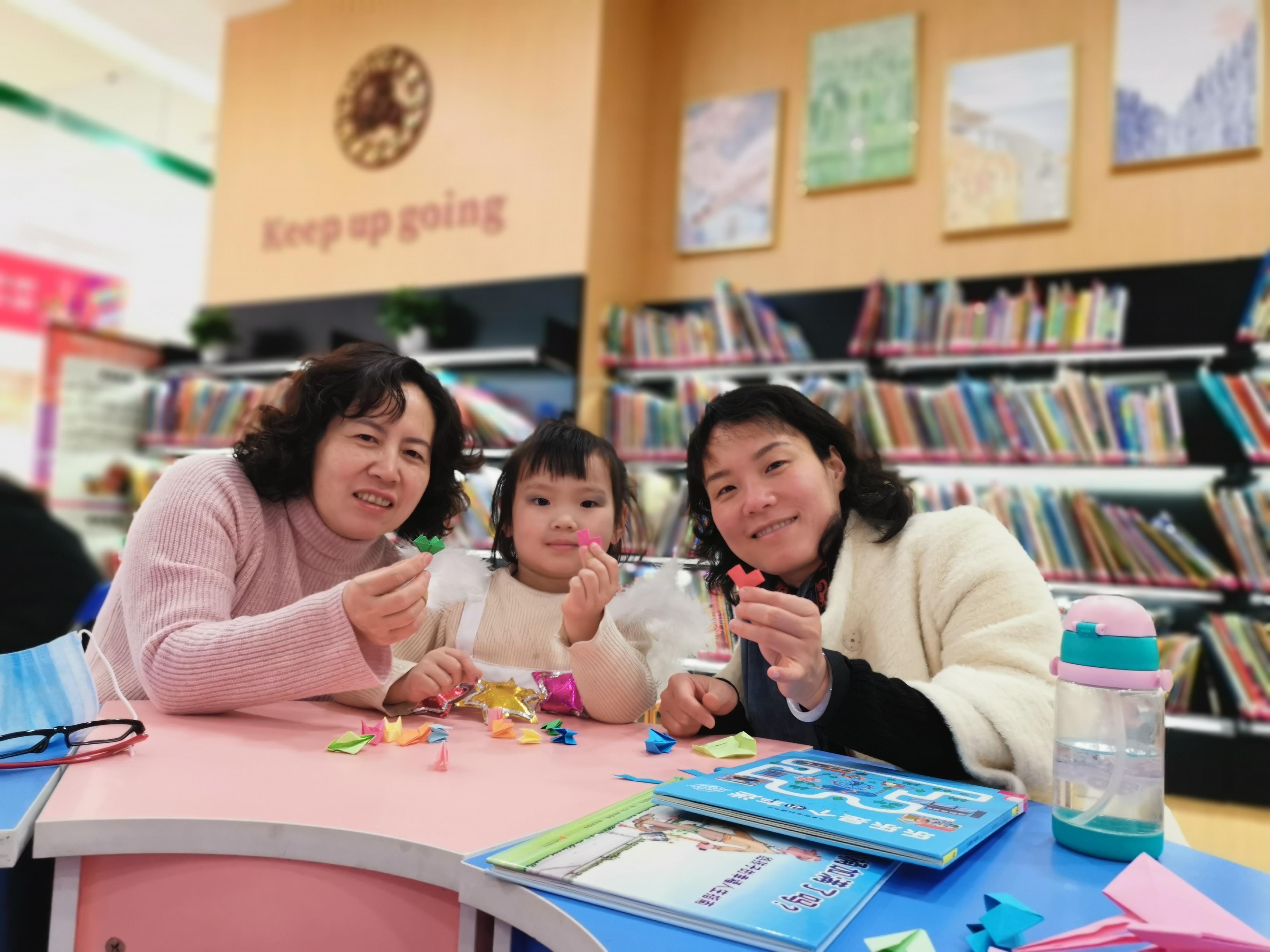 心连心传递爱--《爱心连环彩虹桥》亲子纸艺DIY公益活动举办