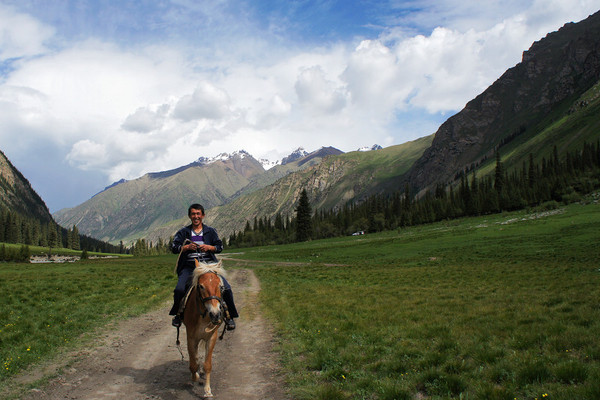 六月底的伊犁雪山,5月的伊犁草原