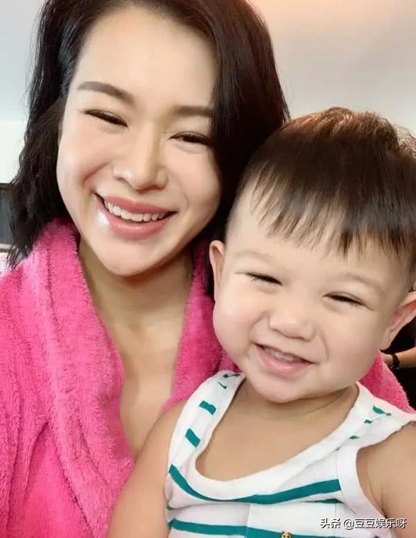 胡杏儿和老公撇下两儿子出国旅行,胡杏儿晒与儿子合照画面温馨感人