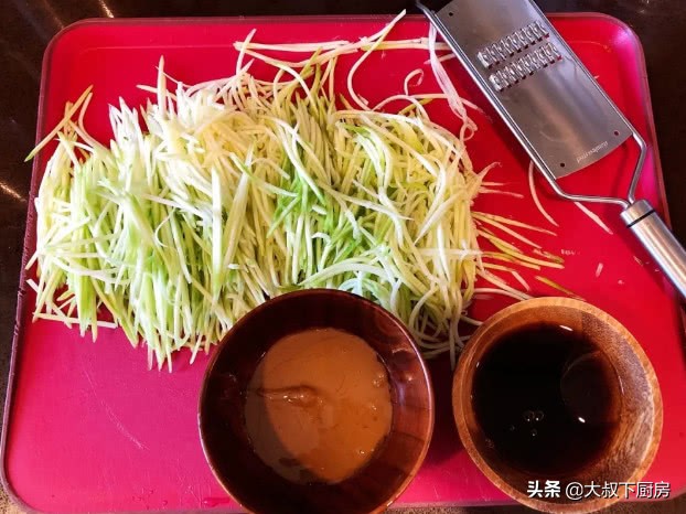 爽口凉菜西葫芦的做法,西葫芦丝麻酱凉拌做法大全图解