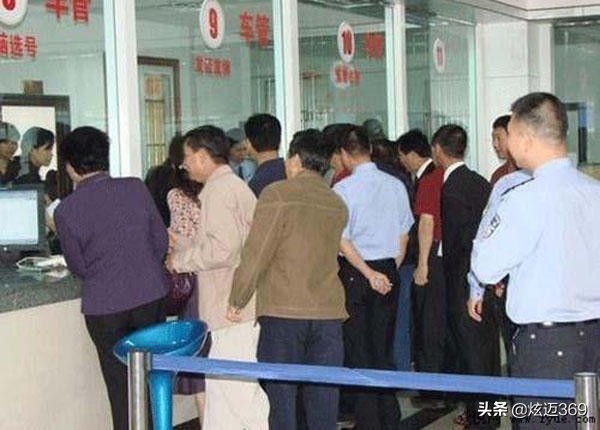 上个车牌大概得多少钱手工费,上个车牌号需要多少钱