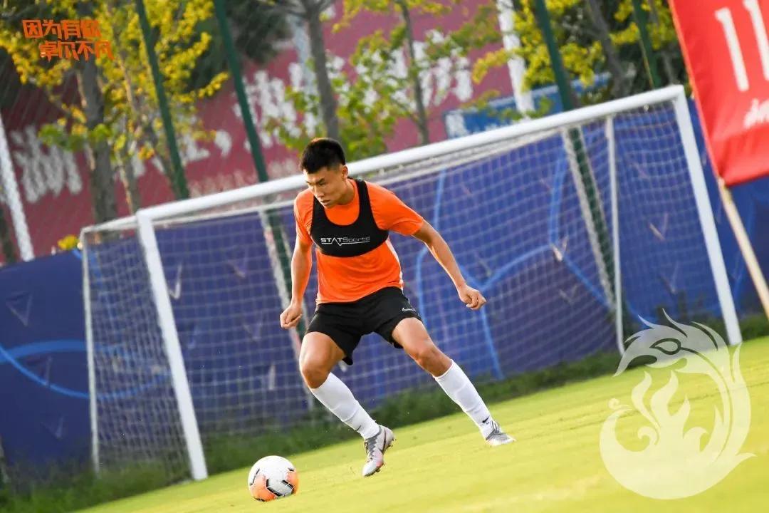 埃弗拉梅开二度含泪伤退武汉卓尔,gif埃弗拉补射破门卓尔领先永昌