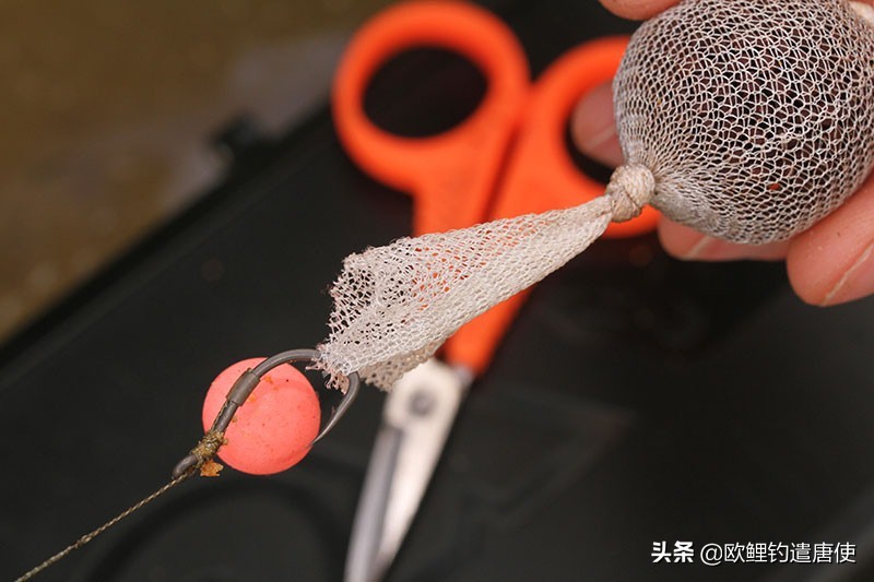 外国人钓鱼打窝技巧,老外用超大饵钓鱼