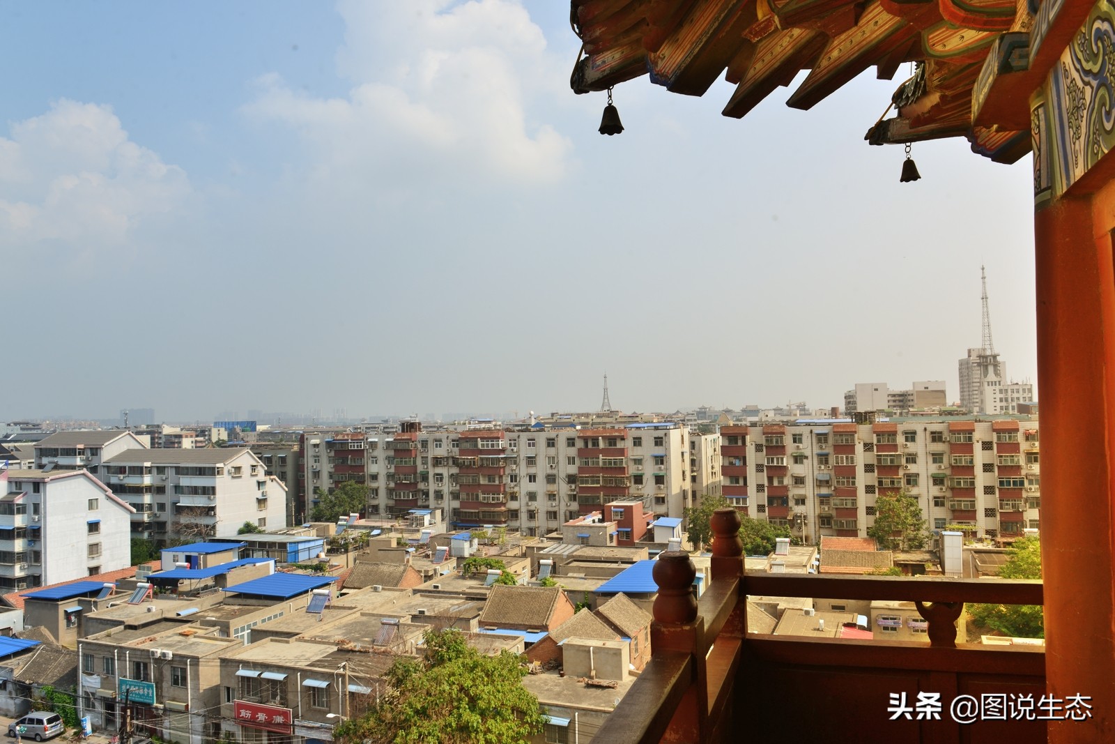 华灯初上，开封香飘夜空，叫卖声、欢笑声构成夜市版的清明上河图