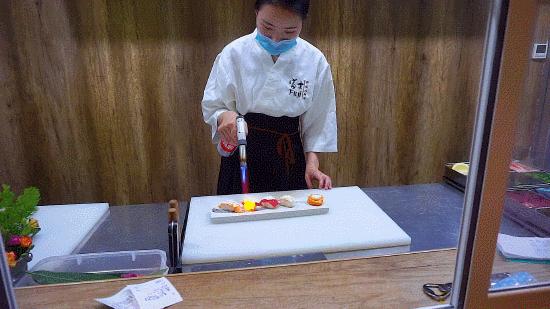 徐州张柏芝一秒到日本？其实正在吃日料，和服免费穿，过足cos瘾