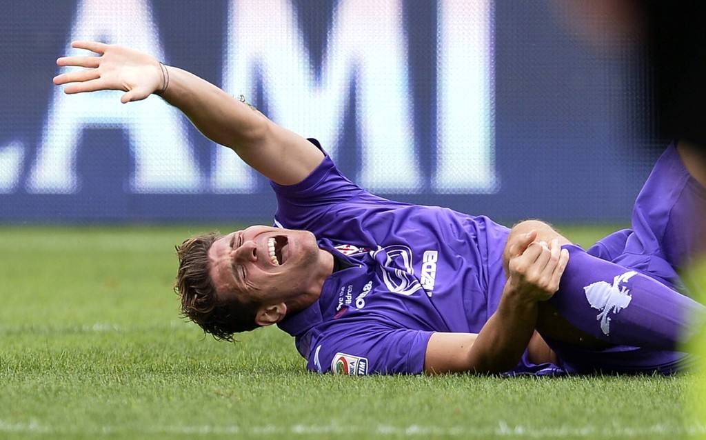 踢足球很容易伤到膝盖,踢足球常受的伤