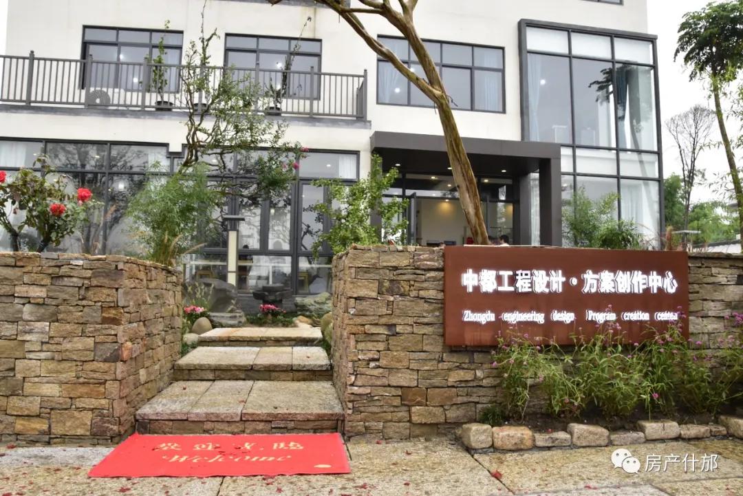 什邡多家本土开发商、施工方齐聚城西这栋叠拼内，所为何事？