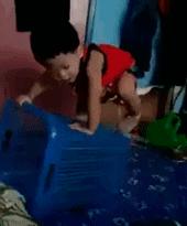 2个娃身上突然多处淤青，到底是谁虐的？