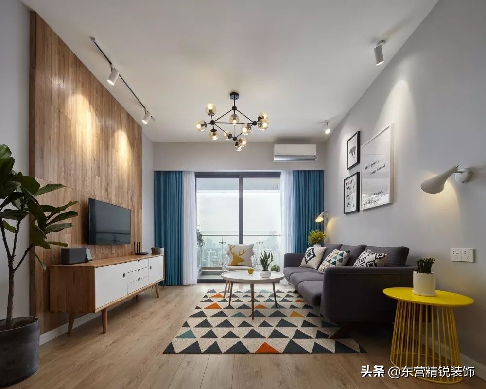 主卧背景墙护墙板装修效果图大全,100平方现代轻奢护墙板装修多少钱