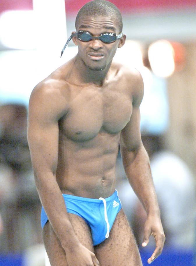 一名34岁男子跳水救人牺牲,游泳馆众人抢救溺水青年