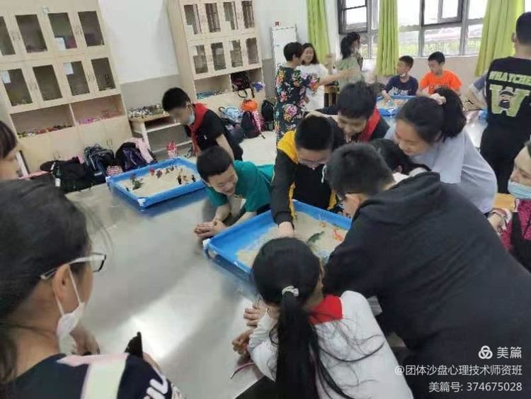 中社联“心社联动送安心”公益行——体验式团体沙盘心理辅导活动走进武汉关小学
