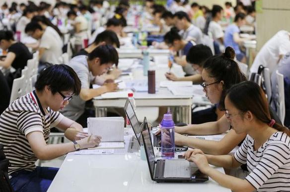 校内读书人vs校外都市丽人文案,在校内是读书人在校外是都市丽人