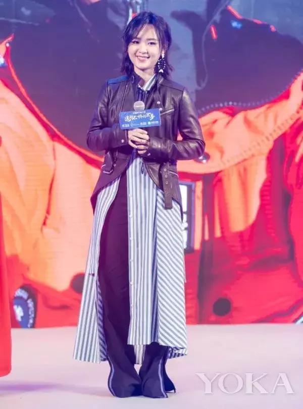 穿上小皮衣，我就是整个办公室最时髦的姑娘！