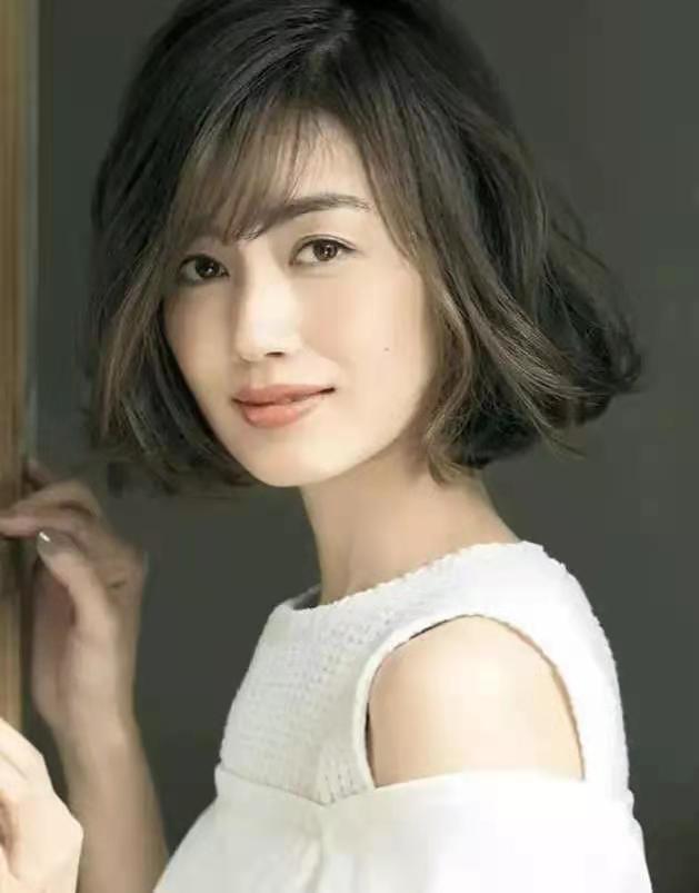 50岁适合什么短发还显年轻,50岁女人留长发好看吗