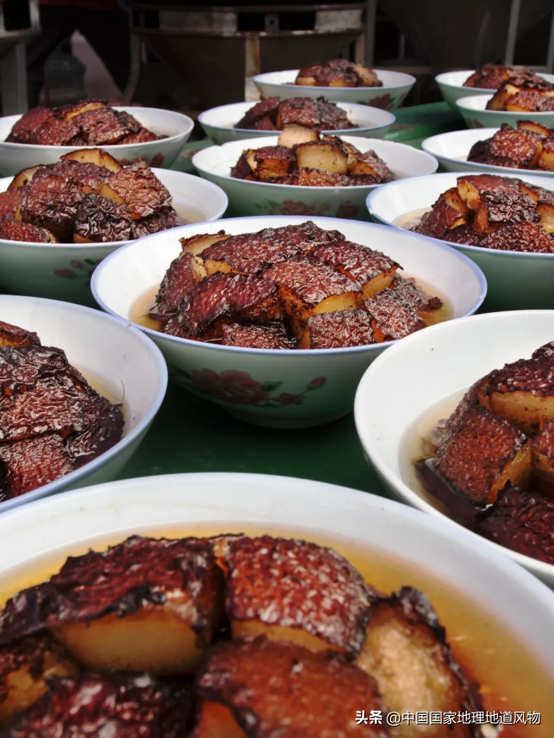 红烧肉是一道非常经典的中式菜肴,红烧肉中国家常菜的经典