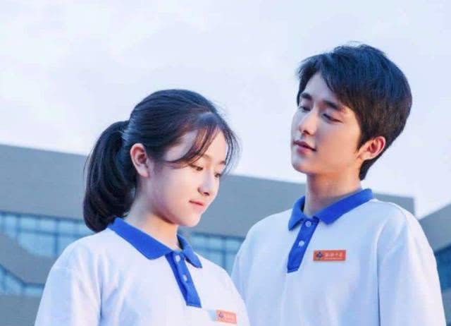 英语六级水平可以和外国人交流吗,英语六级口语是英式还是美式