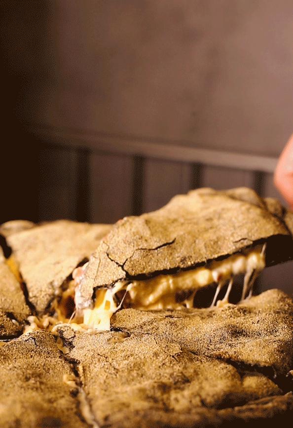 达明路上这家「黑店」,靠着瀑布芝士杀疯了