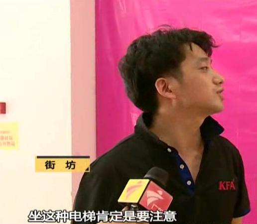 小孩子手被超市扶梯卡,小孩坐手扶梯被夹