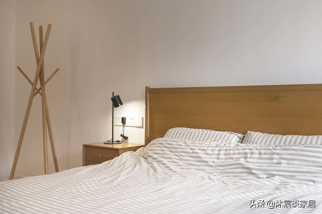 她在沙发后面“掏洞”造窗，完工后发现太明智了，全屋温暖又自然