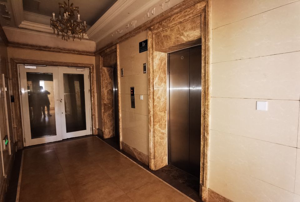 高层两部电梯全停了,高层住宅两部电梯全部停运