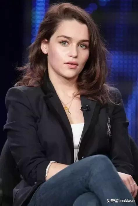 一脱成名的她，竟两次死里逃生。现实中的龙母比戏里更开挂