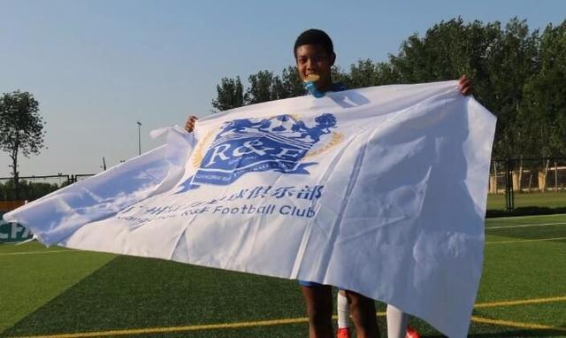 中国足坛又1天才！15岁新星身高1米82，父亲来自非洲，梦想进国足