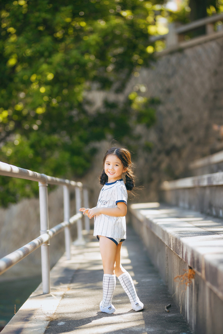 他所拍摄的萌娃温暖人心,满足了你对女儿的全部幻想