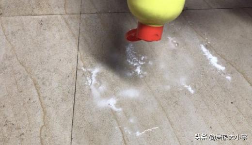 厨房地砖很粘怎么清理,厨房地砖油腻清理方法